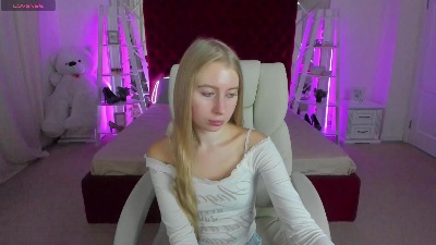 Alina__Blonde live cam on Cam4