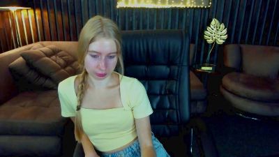 Alina__Blonde live cam on Cam4