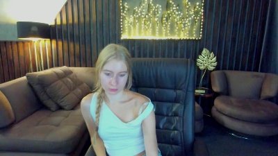 Alina__Blonde live cam on Cam4