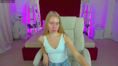Alina__Blonde live cam on Cam4