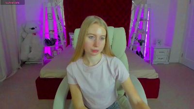 Alina__Blonde live cam on Cam4