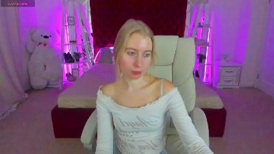 Alina__Blonde live cam on Cam4