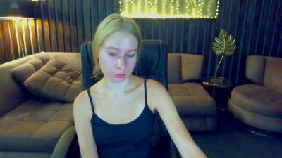 Alina__Blonde live cam on Cam4