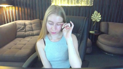 Alina__Blonde live cam on Cam4
