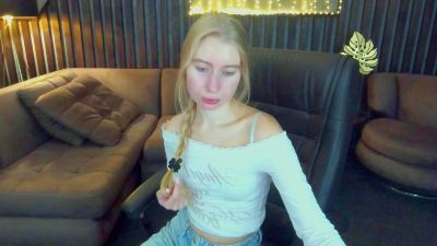 Alina__Blonde live cam on Cam4