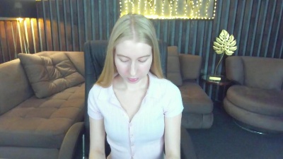 Alina__Blonde live cam on Cam4