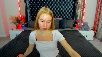 Alina__Blonde live cam on Cam4