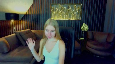 Alina__Blonde live cam on Cam4