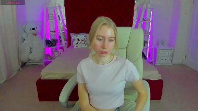 Alina__Blonde live cam on Cam4
