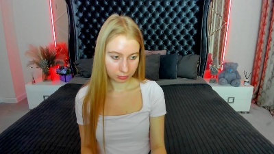 Alina__Blonde live cam on Cam4