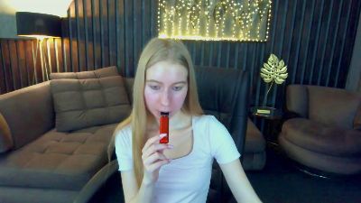Alina__Blonde live cam on Cam4