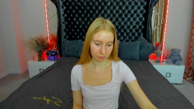 Alina__Blonde live cam on Cam4