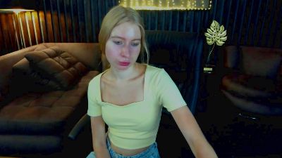 Alina__Blonde live cam on Cam4