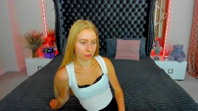 Alina__Blonde live cam on Cam4