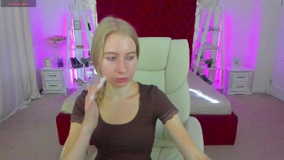 Alina__Blonde live cam on Cam4