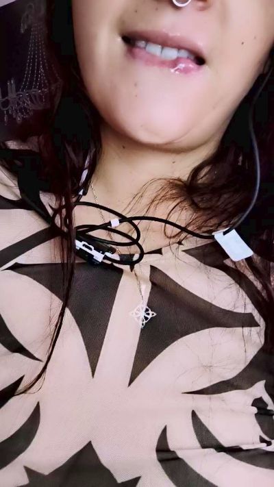 AlmaPagana live cam on Cam4