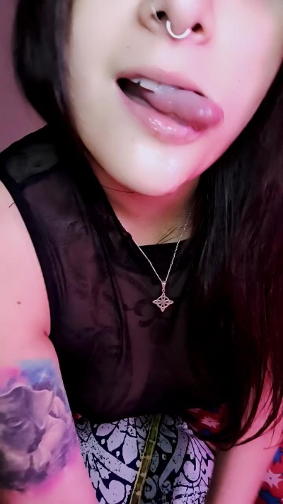 AlmaPagana live cam on Cam4