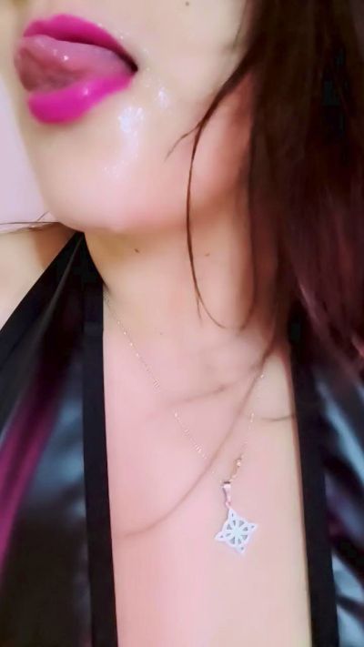 AlmaPagana live cam on Cam4