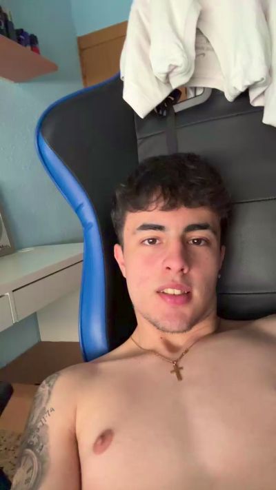 Alvaroguisan live cam on Cam4