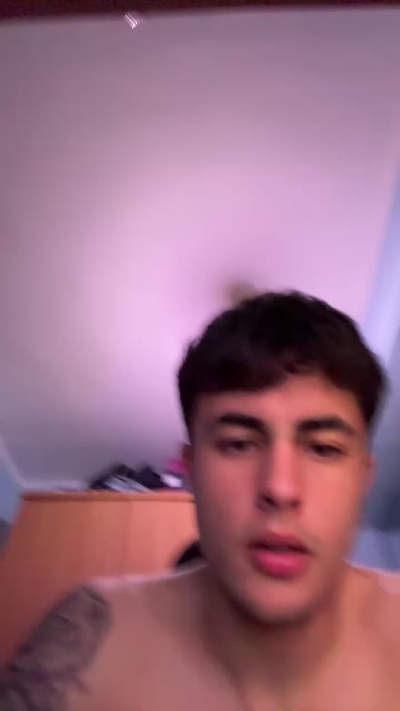 Alvaroguisan live cam on Cam4
