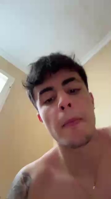 Alvaroguisan live cam on Cam4