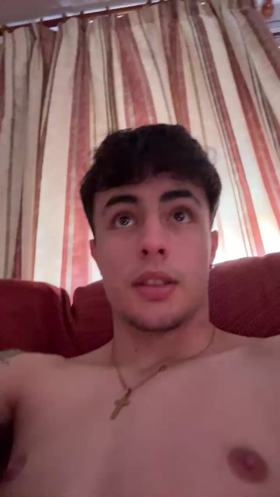 Alvaroguisan live cam on Cam4