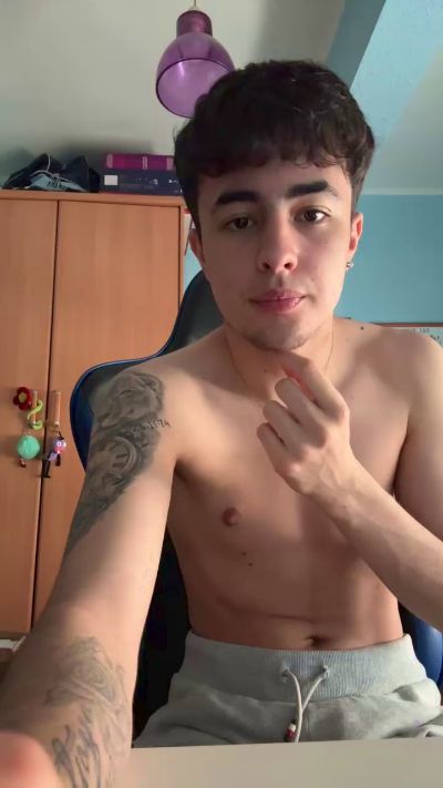 Alvaroguisan live cam on Cam4