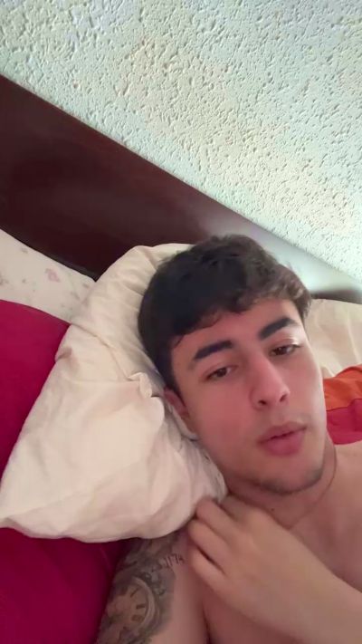Alvaroguisan live cam on Cam4