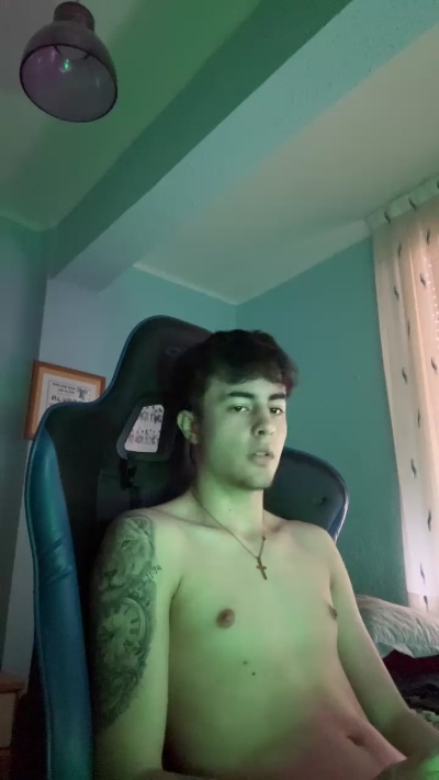 Alvaroguisan live cam on Cam4