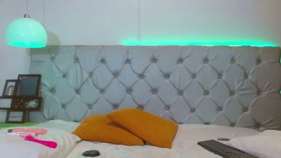 AmelieLaurent live cam on Cam4