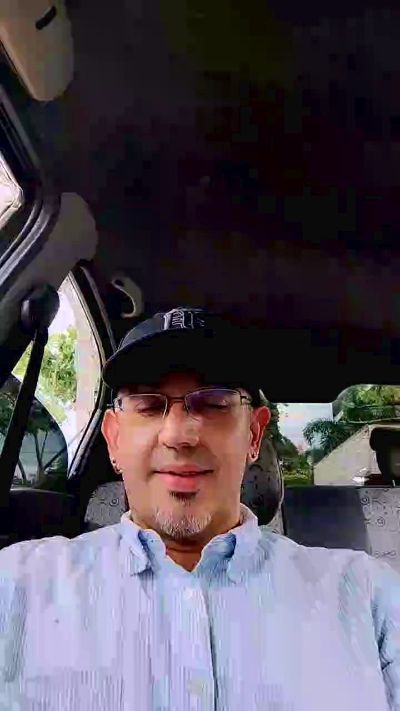 Andresgomezcolo live cam on Cam4