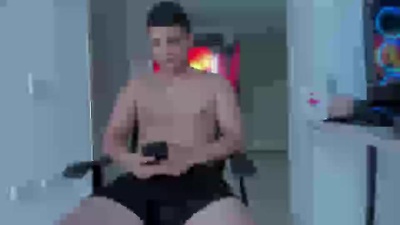 Andyvibes19 live cam on Cam4