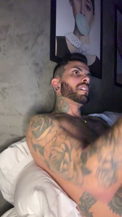 Apolloolivier live cam on Cam4