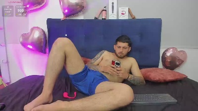 Ari_and_loggan live cam on Cam4