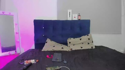 Ari_and_loggan live cam on Cam4