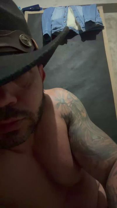 AtletaSarado live cam on Cam4