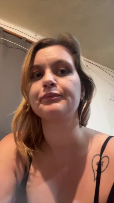 Avery_doll21 live cam on Cam4