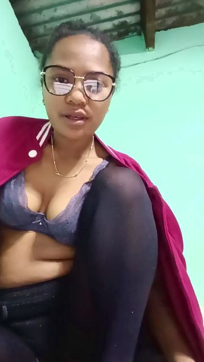 Avotra02 live cam on Cam4