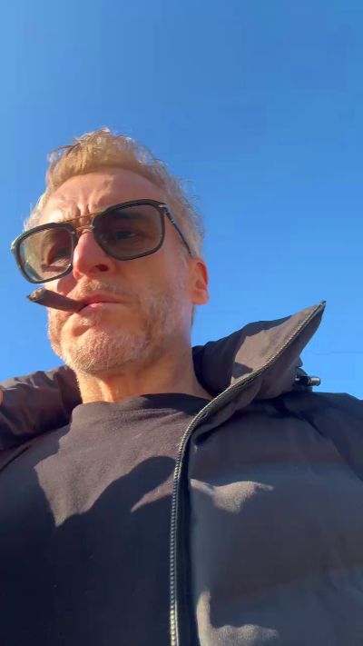 Axl_hot Live Cam on Cam4 and RICams