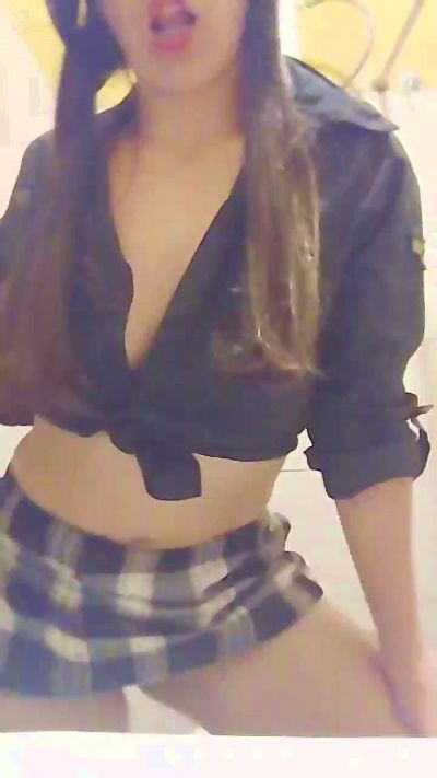 Aye_garcia21 live cam on Cam4