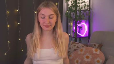 AzzieTheriault live cam on Cam4