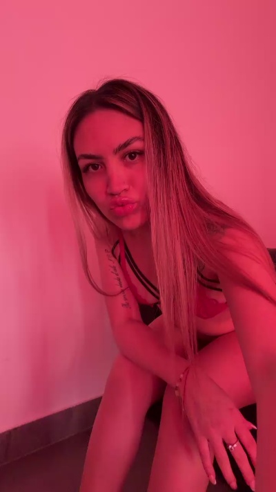 Babycami222 live cam on Cam4