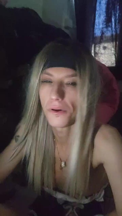 Badgirl91919 live cam on Cam4