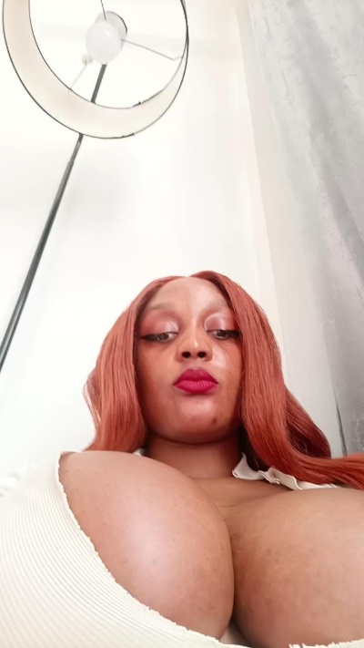 Bambi_verybusty live cam on Cam4