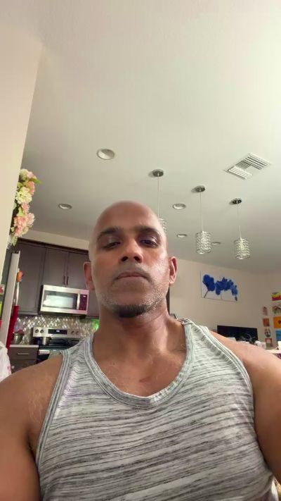 Beachmusclefit live cam on Cam4
