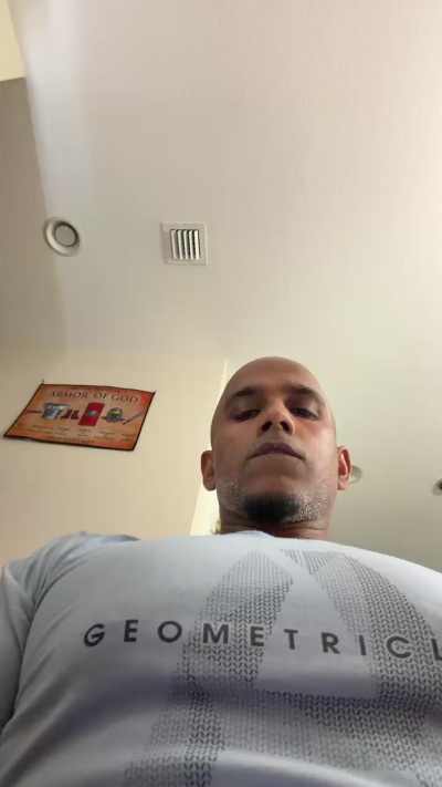 Beachmusclefit live cam on Cam4