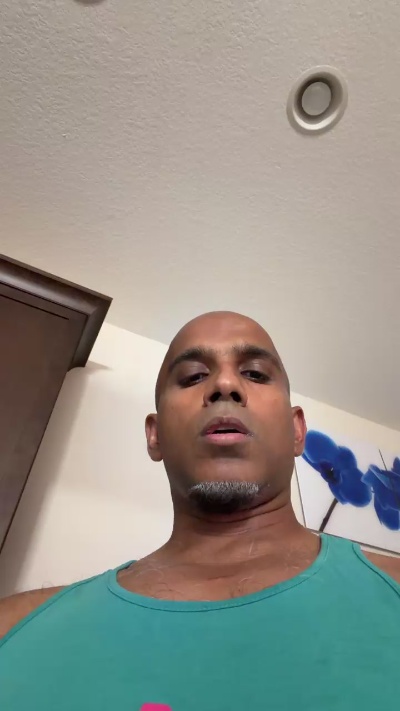 Beachmusclefit live cam on Cam4