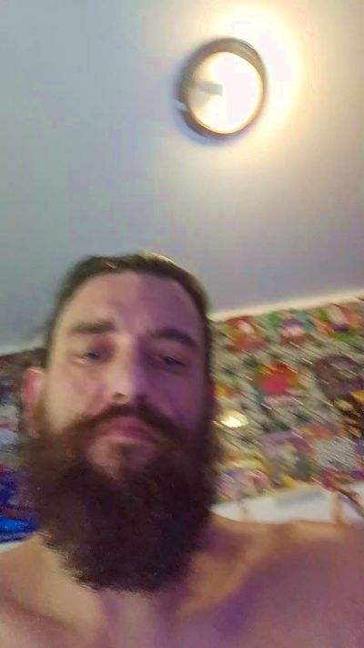 Beardedveteran live cam on Cam4