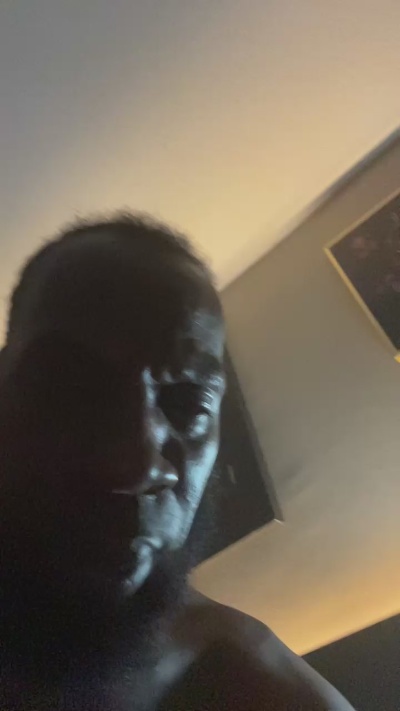 Beasleyboi90 live cam on Cam4