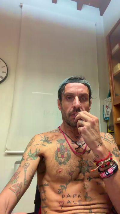 Bebo232323 live cam on Cam4